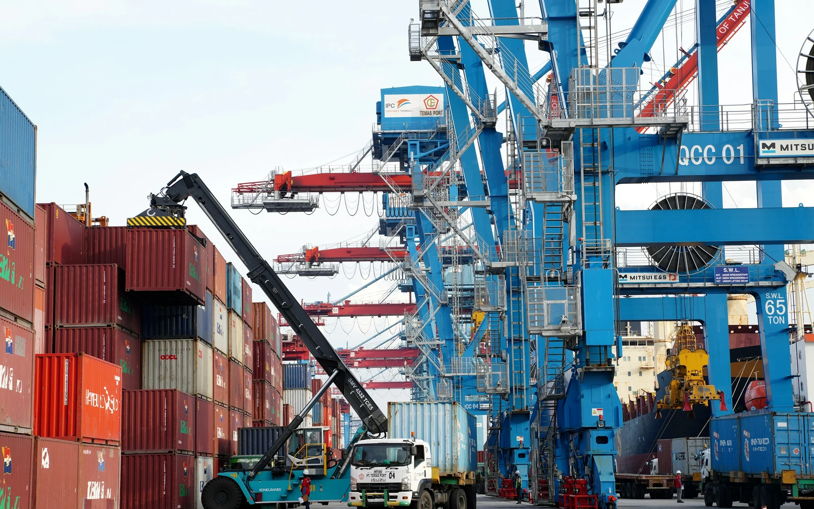 Port terminal with container handling equipment and yard transport
