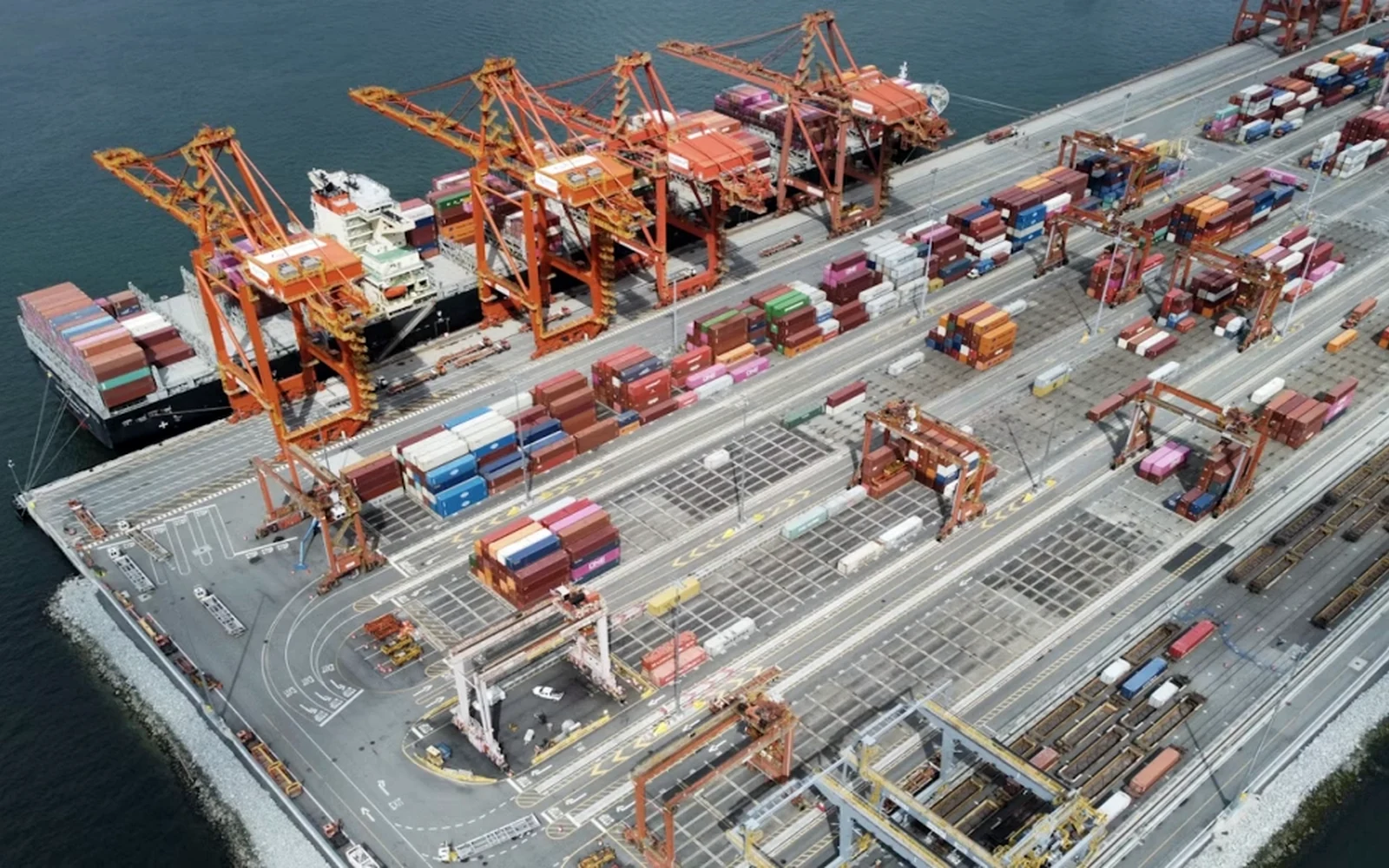 Container vessel and port cranes supporting ocean freight capacity