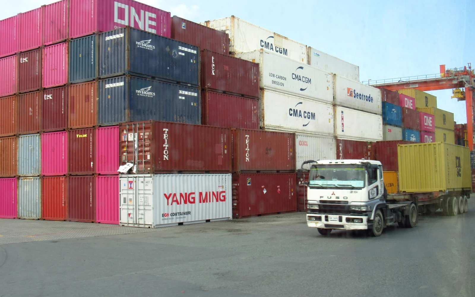Road transport vehicle supporting inland delivery