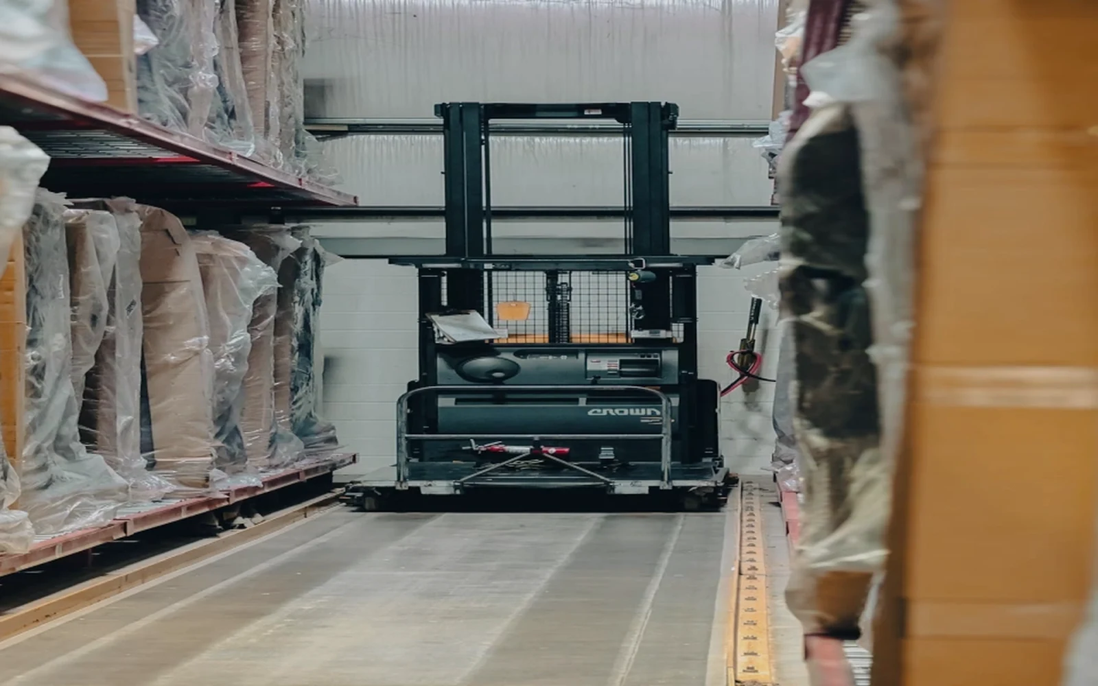 Logistics warehouse area supporting controlled handling
